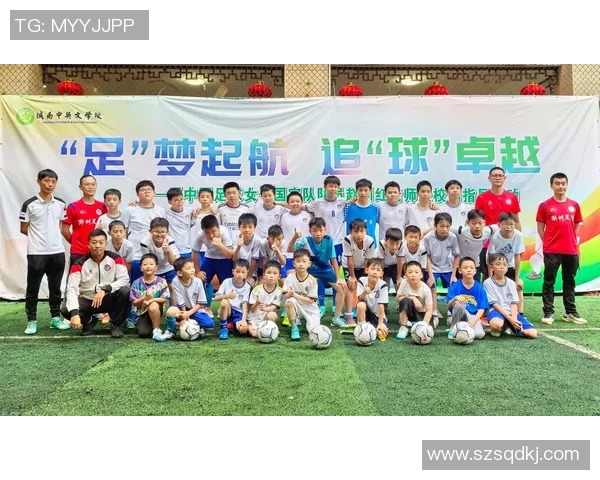 儿童与足球明星亲密合影展现梦想与激情的瞬间