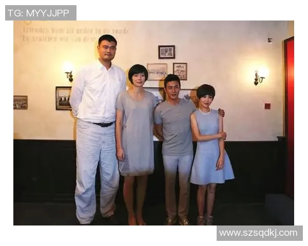 足球明星与中国女星亲密合影展现友谊与魅力的精彩瞬间