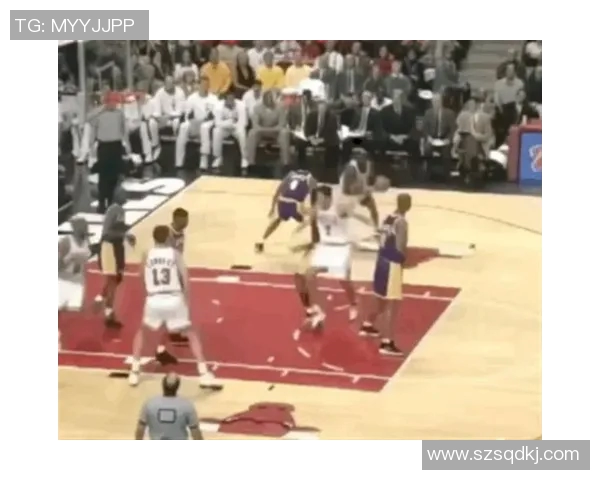 篮球明星进门瞬间引发热潮球迷欢呼声此起彼伏场面火爆令人难忘